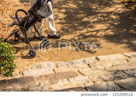 Toddler waiting for mother with father faceless Toddler waiting for mother with father faceless 105209528