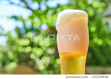 將生啤酒倒入啤酒杯中 將生啤酒倒入啤酒杯中 105209696
