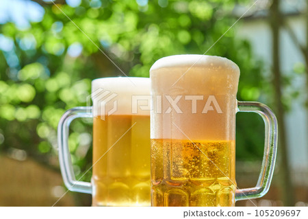 生啤酒倒入啤酒杯 生啤酒倒入啤酒杯 105209697