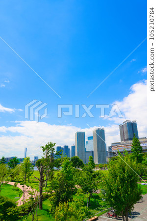 [東京]八月藍天豐洲公園和晴海的都市風景 105210784