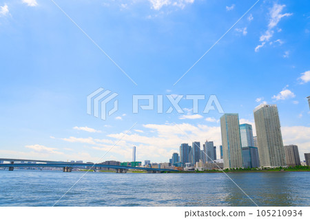 [Tokyo] View of the tower apartments in Harumi from Toyosu Park in the blue sky in August 105210934