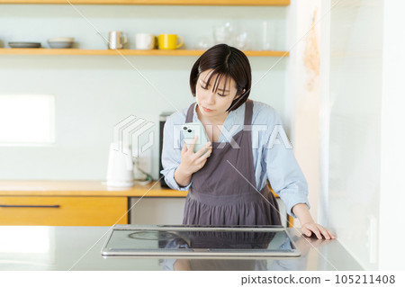 A woman operating an IH stove 105211408