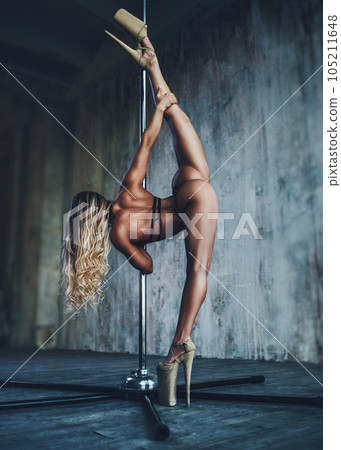 Woman pole dancing 105211648