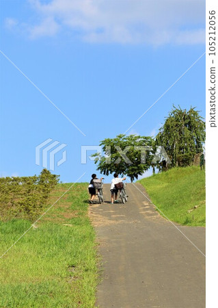 兩個男孩拉著自行車上山，前往鳩山鎮愛國之鄉 105212056