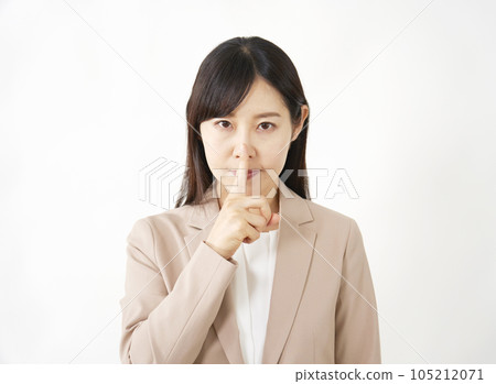 中年女商人做一個秘密姿勢白色背景 105212071