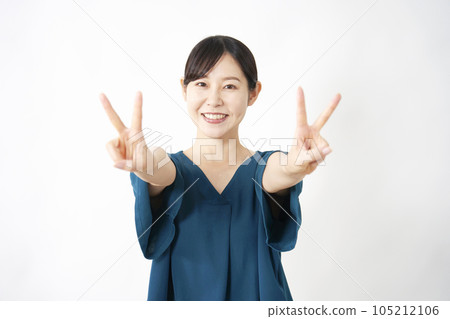 白色背景中雙手做出和平手勢的中年婦女 105212106