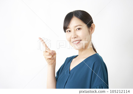 指向左邊的中年婦女 白色背景 指向左邊的中年婦女 白色背景 105212114