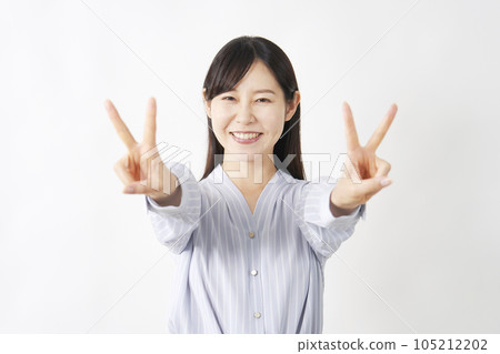 白色背景中雙手做出和平手勢的中年婦女 105212202