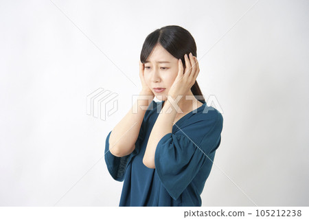 一個女人抱著她的頭白色背景 105212238