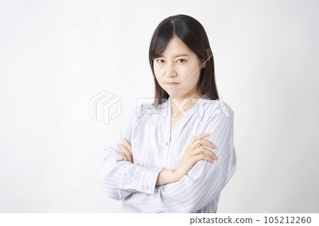 憤怒的中年婦女白色背景 憤怒的中年婦女白色背景 105212260