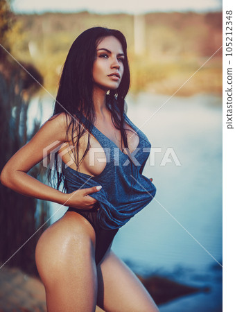 Young sexy woman on beach 105212348