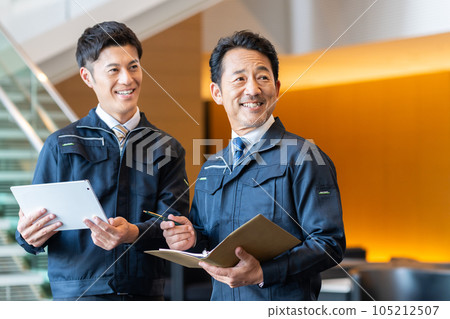Male worker having a meeting in the office 105212507