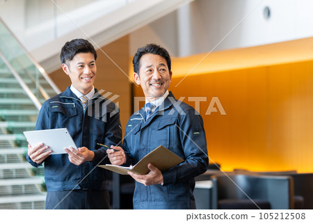 Male worker having a meeting in the office 105212508