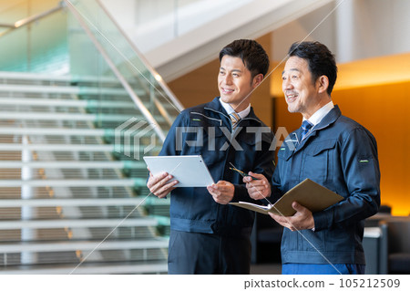 Male worker having a meeting in the office 105212509
