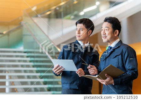 Male worker having a meeting in the office 105212510