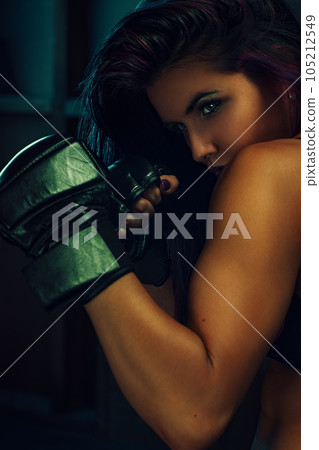 Boxer woman 105212549