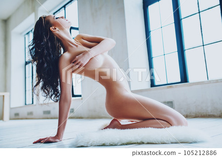Nude woman portrait 105212886