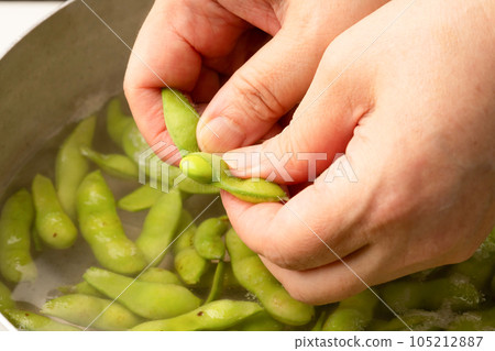 Edamame boiled by hand 105212887