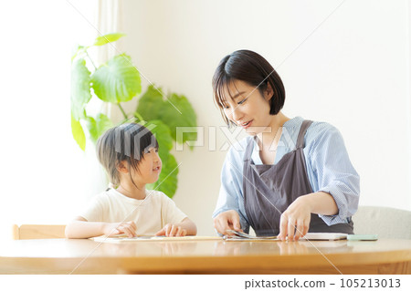 Parents and children studying money 105213013