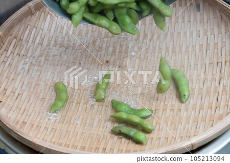Edamame boiled over 105213094