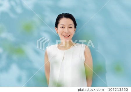 美麗的陽光透過樹木過濾 資深婦女 105213260