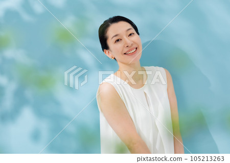 美麗的陽光透過樹木過濾 資深婦女 105213263