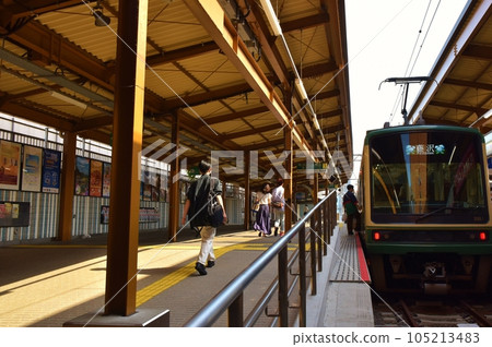 神奈川傍晚的鎌倉站江之電 神奈川傍晚的鎌倉站江之電 105213483