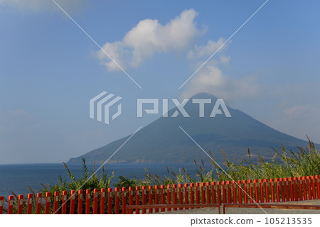 從長崎鼻看到的開聞岳(鹿兒島縣指宿市) 從長崎鼻看到的開聞岳(鹿兒島縣指宿市) 105213535