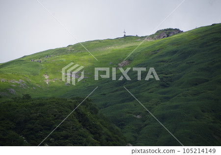 高原與登山者的壯麗景色 高原與登山者的壯麗景色 105214149