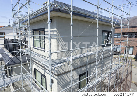 房屋裝修 正在粉刷外牆和更換屋頂的房屋（鳥瞰圖） 105214177