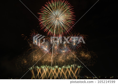 染紅夜空的大花<安倍川花火大會> 105214599