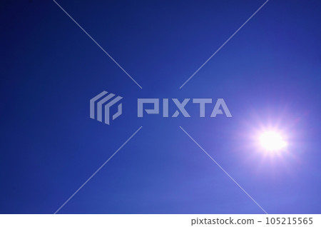 陽光,夏日的天空,有強烈的紫外線 陽光,夏日的天空,有強烈的紫外線 105215565