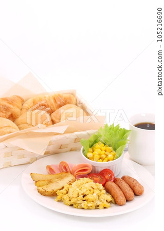 早餐,炒雞蛋,香腸,土豆,沙拉,咖啡,麵包,明亮的背景 早餐,炒雞蛋,香腸,土豆,沙拉,咖啡,麵包,明亮的背景 105216690