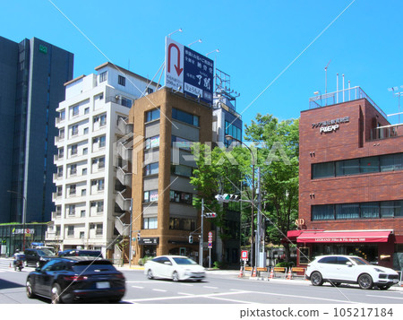 [Shibuya Ward, Tokyo] Summer Hiroo - Gaien Nishi Street Hiroo Garden Hills Entrance (July 2023) 105217184