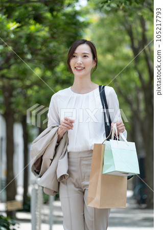 購物的女人 105217793