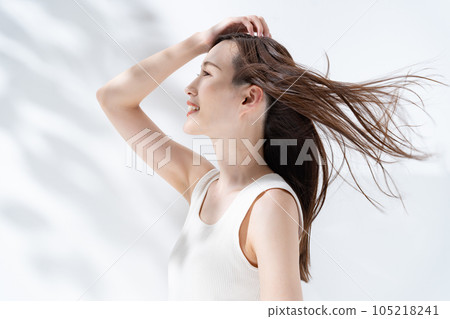 長頭髮的護髮女人 105218241