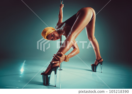 Woman poledancing 105218390