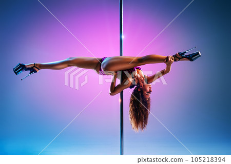 Woman poledancing 105218394