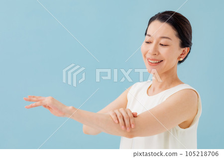 Skin care senior woman 105218706