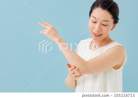 Skin care senior woman 105218713