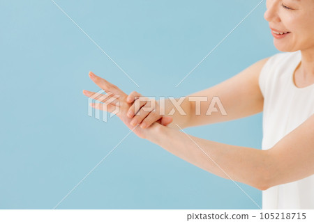 Skin care senior woman 105218715