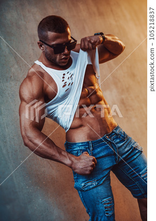 Man bodybuilder 105218837