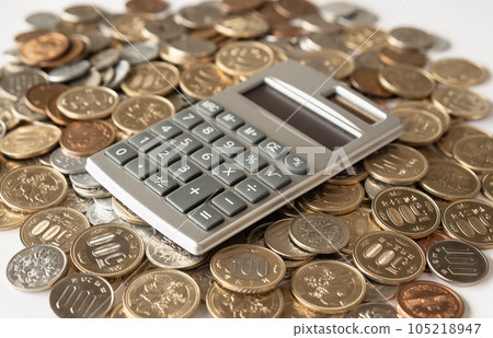 硬幣和計算器 金錢和計算器 105218947