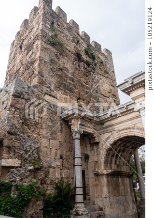 14.06.2023, ANTALYA, TURKEY. View of famous gate or Hadrianus arch in Antalya without visitors. Travel landmarks and must-see tourist and sightseeing sites in Turkey. 105219124