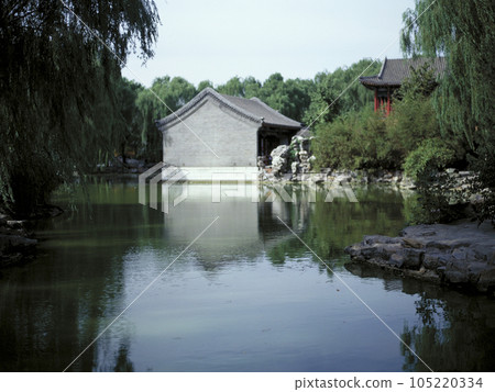 A Chinese-style building on the bank of a pond and its reflection 105220334