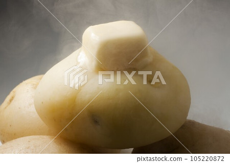 煮土豆上塗黃油 105220872