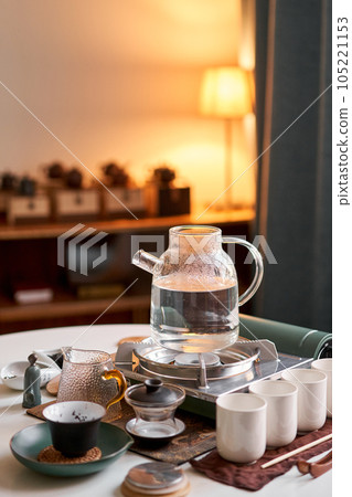 Brewing white tea in a transparent teapot. Everything is ready for the tea ceremony. The ceremony is according to all the rules, but not in the classical style. Adapted to a modern apartment. 105221153