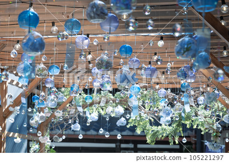 Many wind chimes 105221297