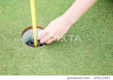 女子打高爾夫球 女子打高爾夫球 105221601