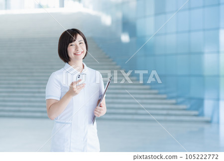 年輕女護士用智能手機打電話 年輕女護士用智能手機打電話 105222772